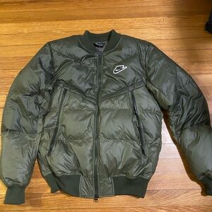 Nike Sportswear Men’s 75% Duck Down Windrunner Puffer Jacket Green Bomber Medium